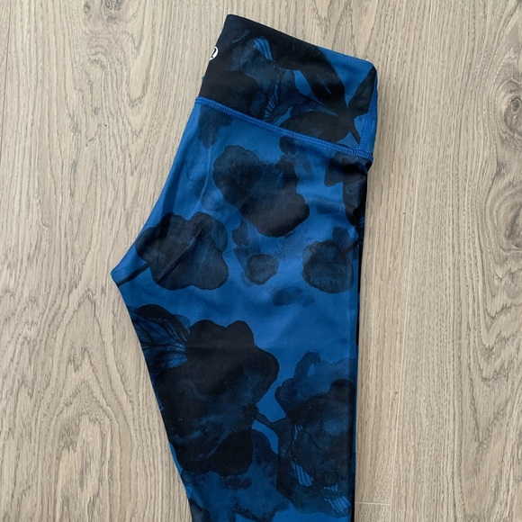 Lululemon yoga pants - size 2 - Picture 2 of 8
